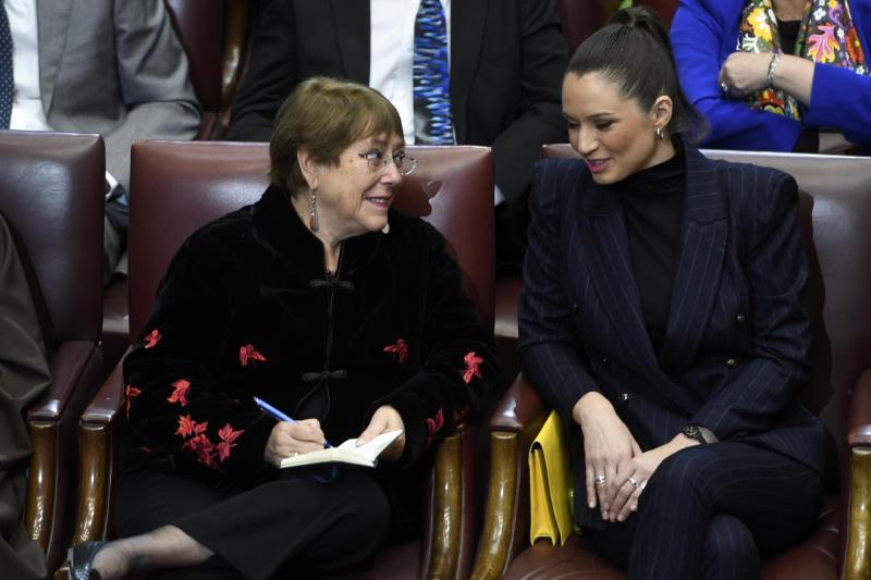 Ex presidenta Bachelet junto a Irina Karamanos - Agencia Uno