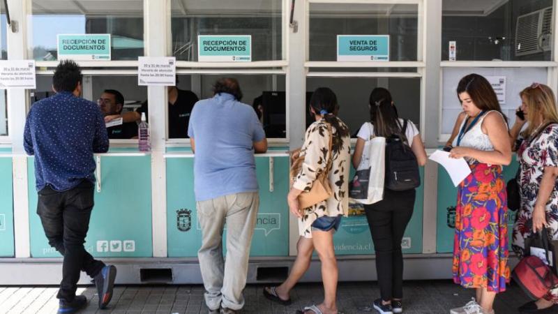 Personas sacando el Permiso de Circulación - Agencia Uno