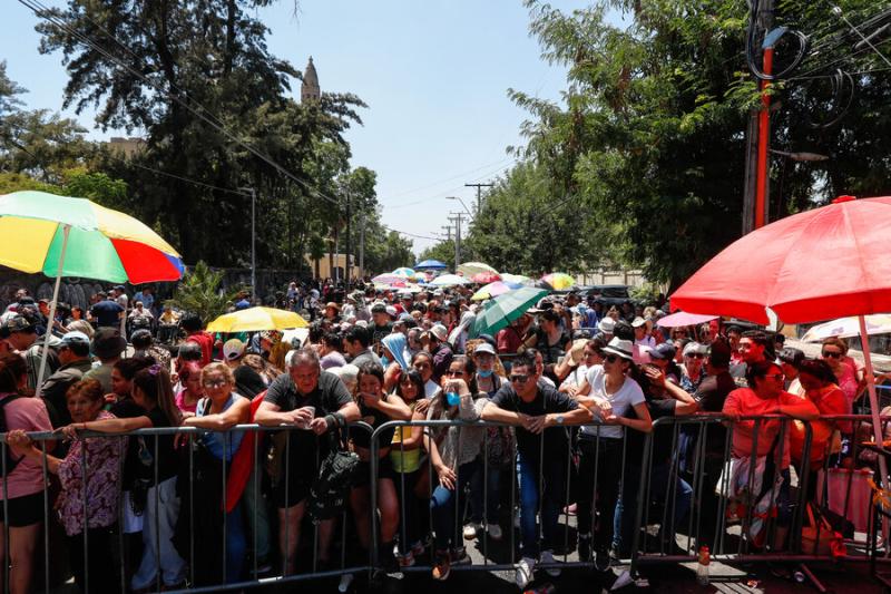 Agencia Uno - Fieles a "la sanadora de Rosario" en Quinta Normal