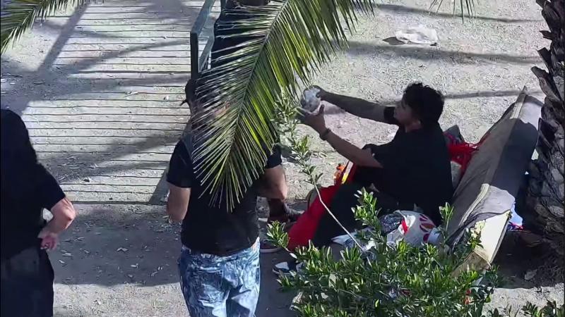 Descaro total: Captan a "peloteros" lanzando drogas al interior de la cárcel