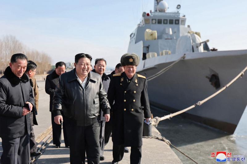 afp - El líder norcoreano Kim Jong Un inspecciona barcos de guerra