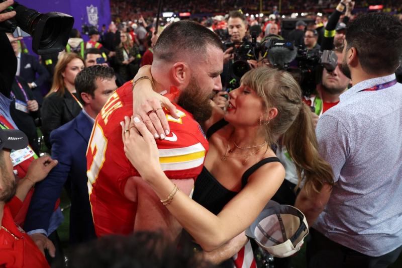 afp - Me siento "en la cima del mundo", dice Kelce, novio de Taylor Swift, tras ganar el Super Bowl