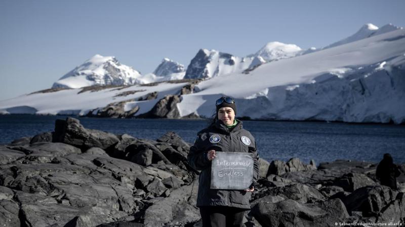 DW - La científica Andrea Bonilla en la Antártida en febrero de 2023