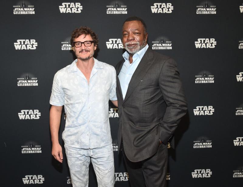 Carl Weathers y Pedro Pascal - AFP