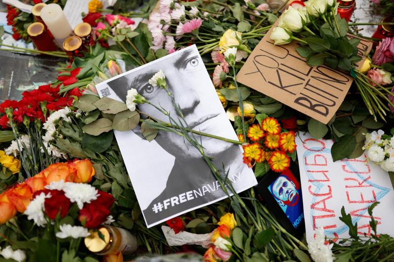 Personas dejaron flores y velas en memoria a Navalny en embajada rusa en Berlín - AFP