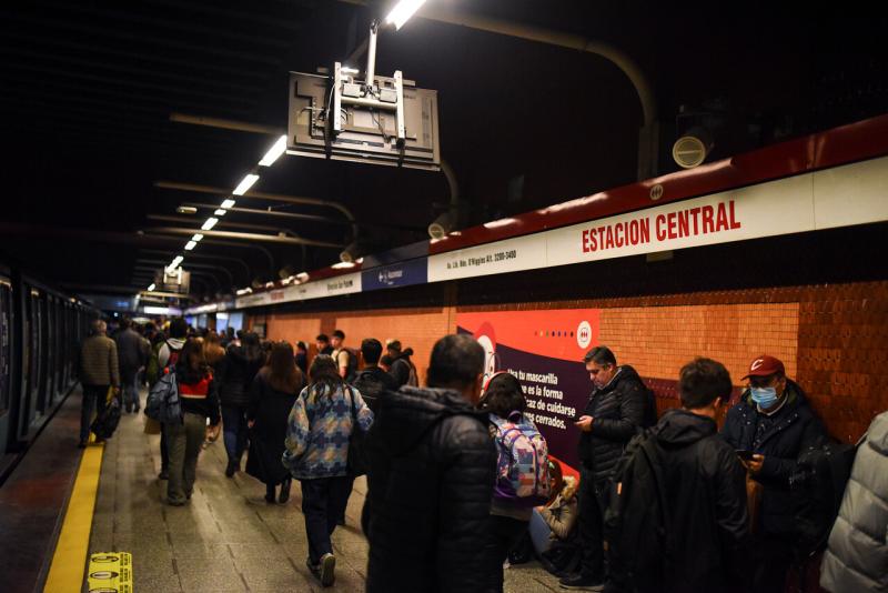 agencia UNO - Metro informa que inicia con "servicio parcial" tras trabajos en Línea 1