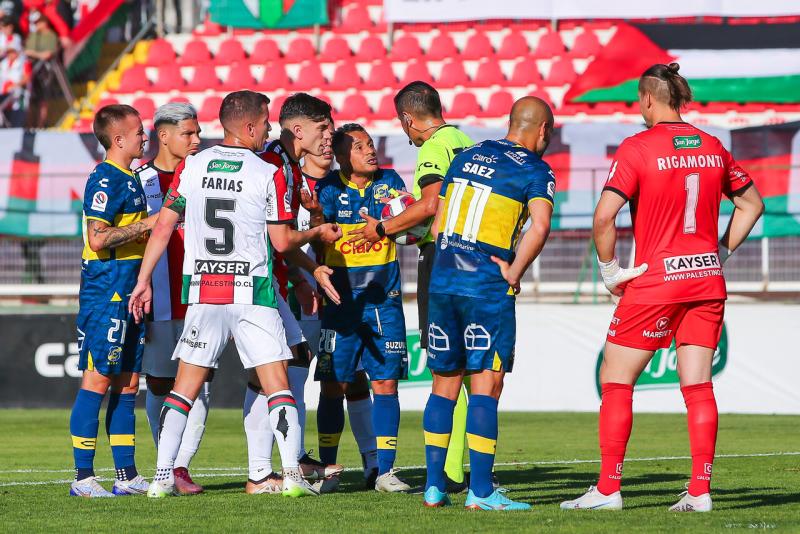 La tarjeta azul pretende reducir los reclamos de los jugadores a los árbitros - Crédito: Agencia Uno.