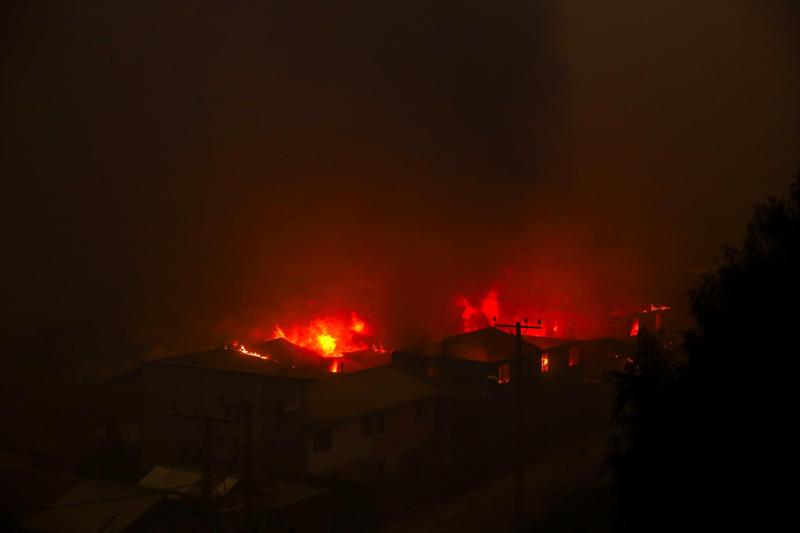 Agencia Uno - Hombre se acercó a su casa por su perro en medio de incendios forestales