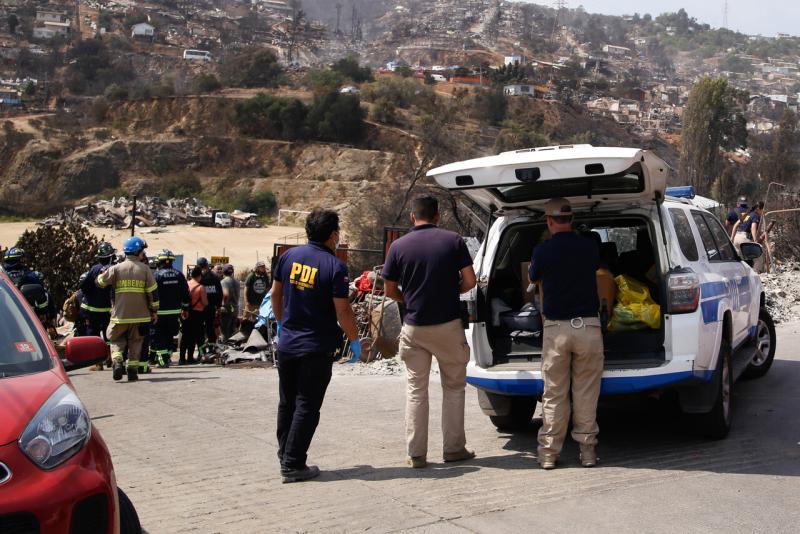 PDI y SML realizan levantamiento de cuerpos de personas fallecidas tras incendios