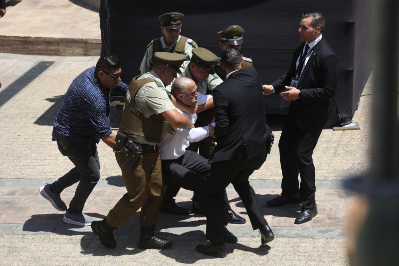 Agencia Uno - Hombre fue detenido por desórdenes en medio de la última despedida al expresidente Sebastián Piñera