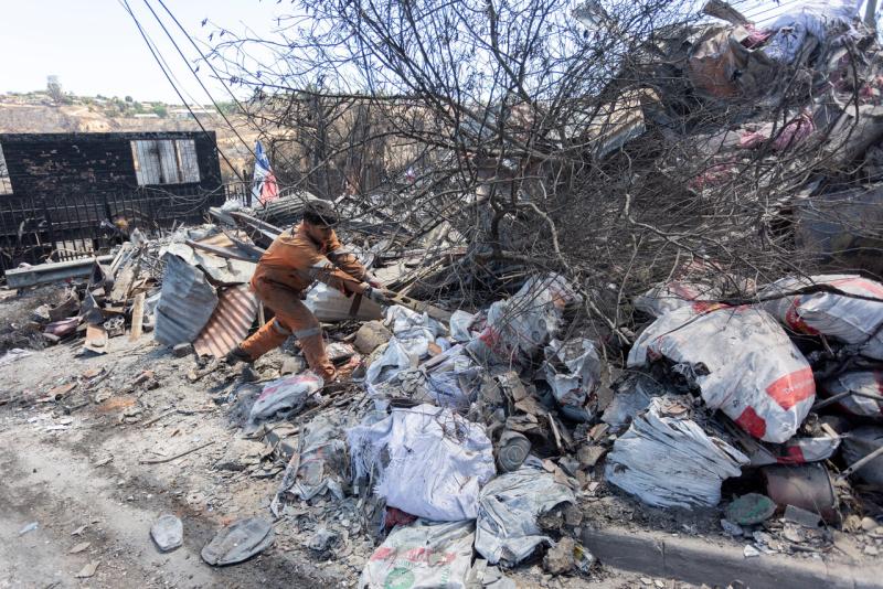 Trabajos de remoción de escombros tras incendios - Agencia Uno