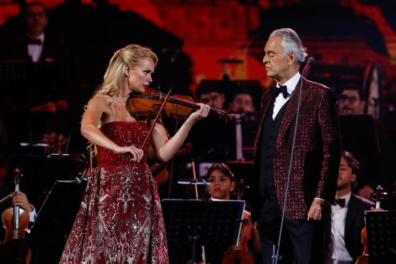 Caroline Campbell junto a Andrea Bocelli en Viña 2024 - Agencia Uno