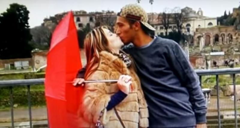 Kevin Olguín, también conocido como "Baby Bandito", junto a su pareja en Europa