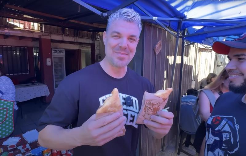 Probó pickle, mote con huesillo y ceviche: Youtuber español asistió a una feria libre en Puente Alto y entregó su veredicto