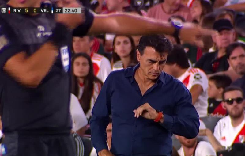 Gustavo Quinteros sufre en Vélez Sarsfield - Crédito: Captura.