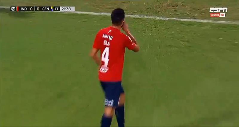Mauricio Isla vivió un tenso momento con un joven hincha de Independiente. / Foto: Captura