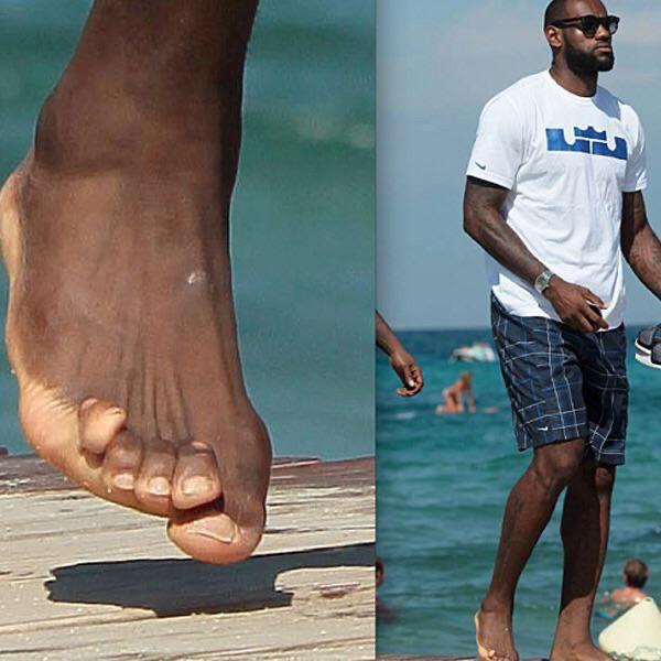 Esta es la imagen de los pies de LeBron James que se viralizó en redes sociales. / Foto: Twitter