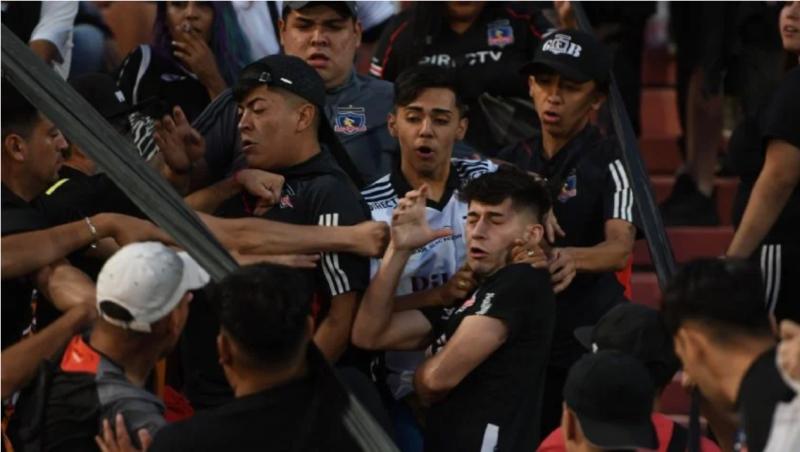 Hinchas de Colo Colo en el estadio - MDZ