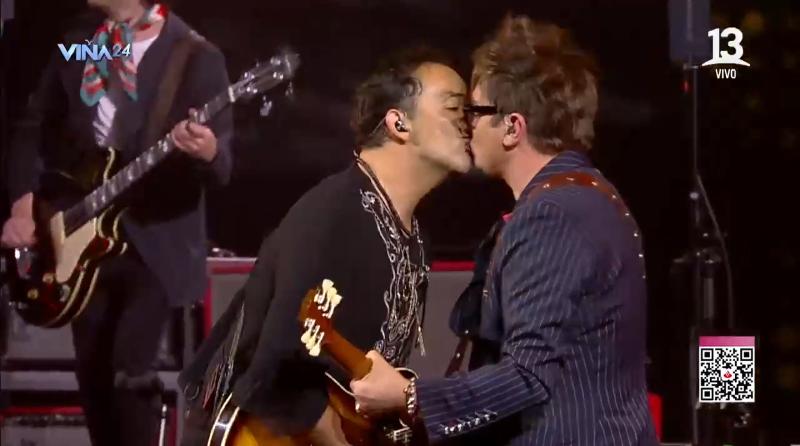 Canal 13 - Beso entre Álvaro López y Mauricio Durán