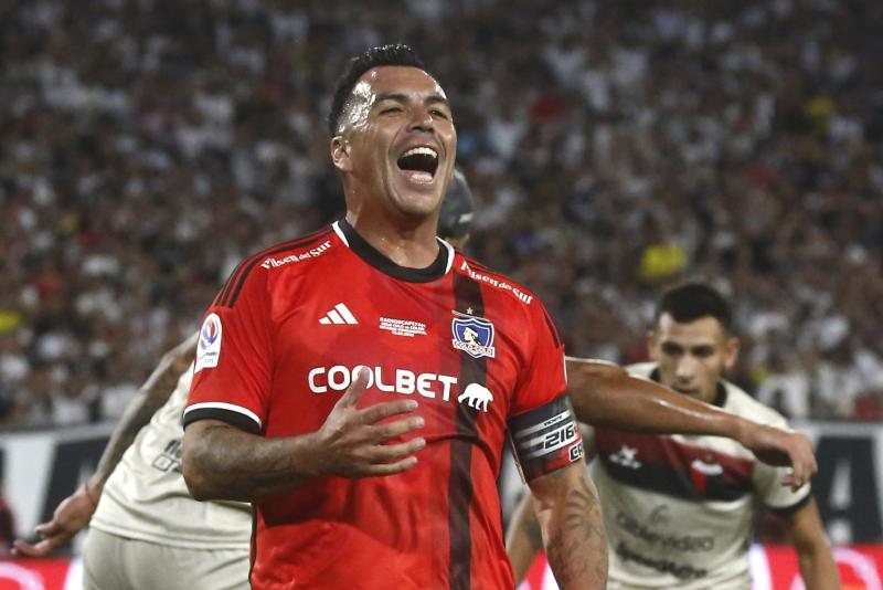 Esteban Paredes se retiró en San Antonio, pero con un partido de despedida en Colo Colo - Créditos: Photosport
