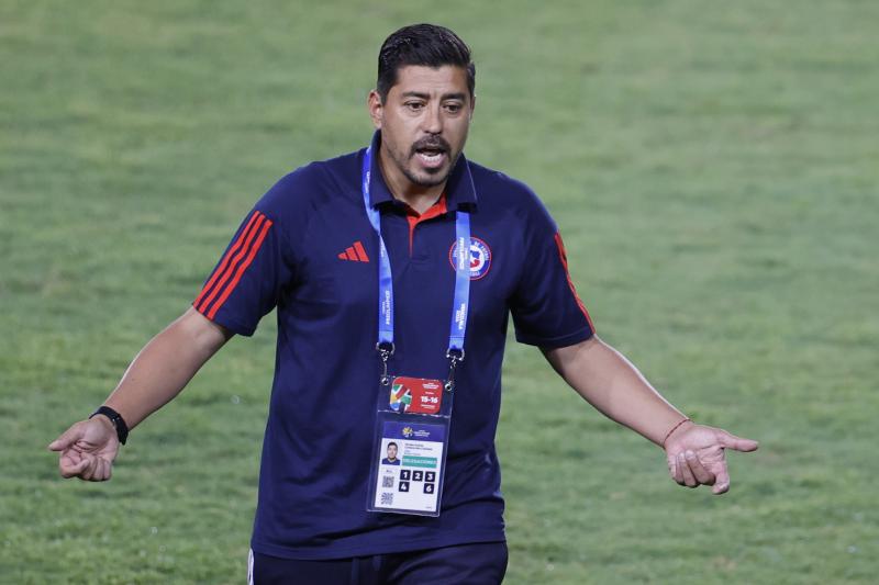 Carlos Caszely lanzó dura crítica hacia Nicolás Córdova por fracaso en el Preolímpico. / Photosport