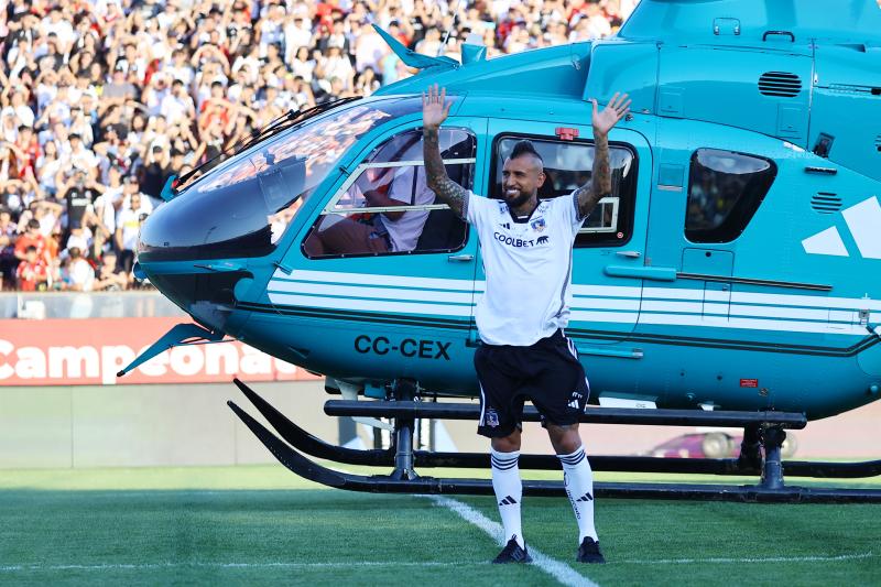 Arturo Vidal durante su presetanción a estadio lleno en el Monumental / Photosport