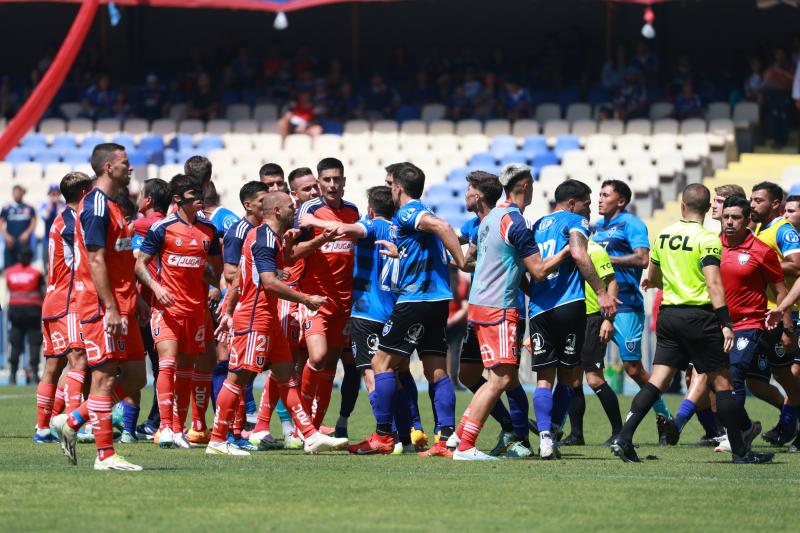 Jugadores de U de Chile y Huachipato tuvieron un fuerte encontrón en el amistoso en Concepción. / Photosport