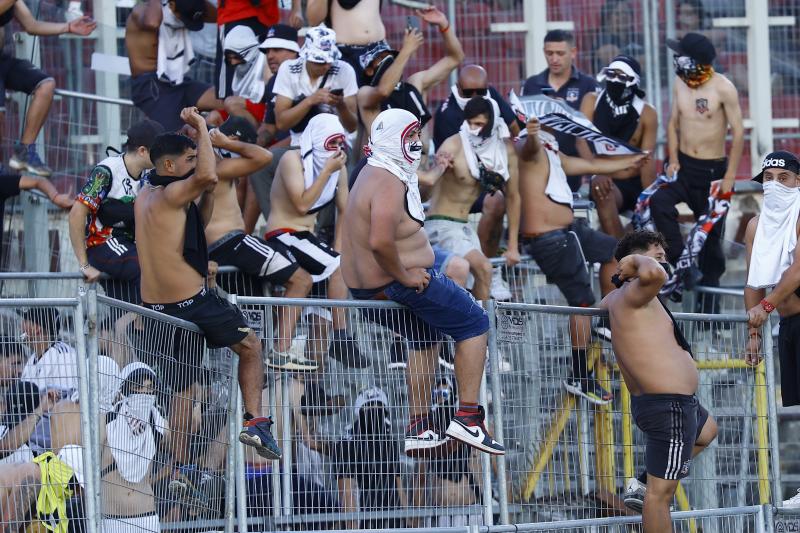 Los incidentes protagonizados por los hinchas de Colo Colo en el Estadio Nacional - Créditos: Photosport