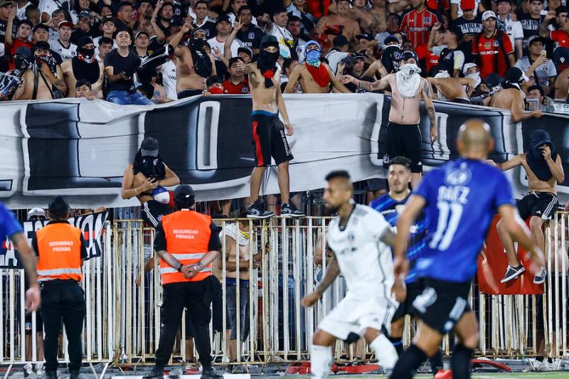 ATON - Fiasco en el Estadio Nacional: Suspenden Colo Colo vs Huachipato por graves incidentes
