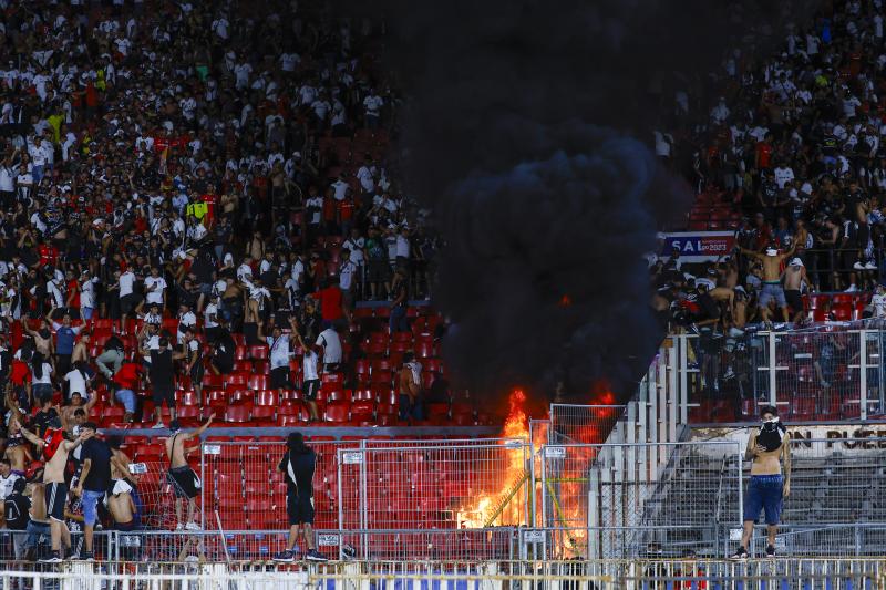 El incendio provocado por hinchas de Colo Colo - Créditos: Photosport