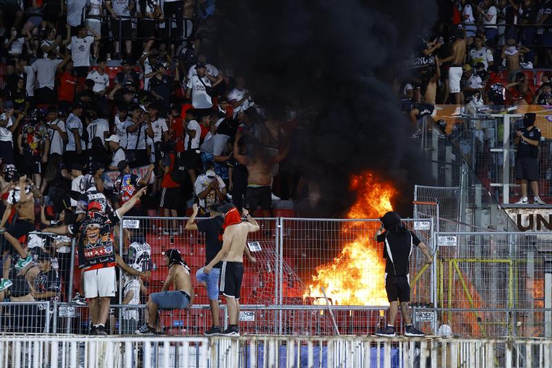 El incendio provocado por hinchas de Colo Colo - Créditos: Photosport