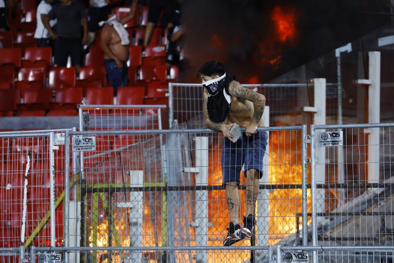 El incendio provocado por hinchas de Colo Colo - Créditos: Photosport