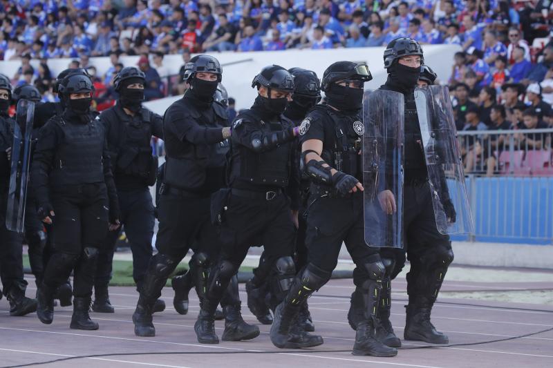 Personal de seguridad tuvo que intervenir tras desordenes de los hinchas de U de Chile - Créditos: Photosport