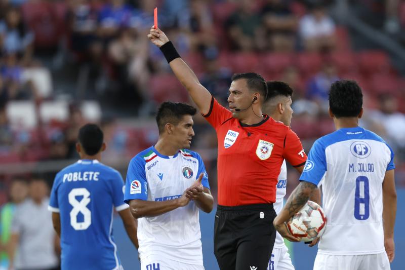 Luciano Pons fue expulsado en su debut con U de Chile - Créditos: Photosport