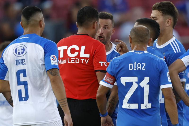 Luciano Pons fue expulsado y podría quedar fuera del Superclásico entre U de Chile y Colo Colo. / Photosport
