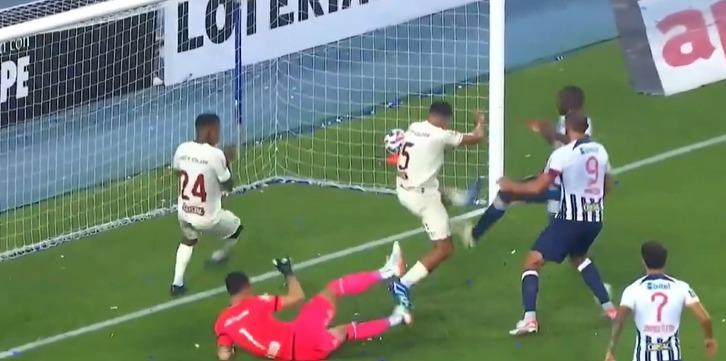 Cecilio Waterman falló un gol abajo del arco en Perú - Crédito: Liga 1 Max
