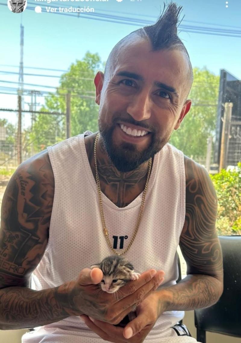 Arturo Vidal y la nueva integrante de su familia - Crédito: Instagram