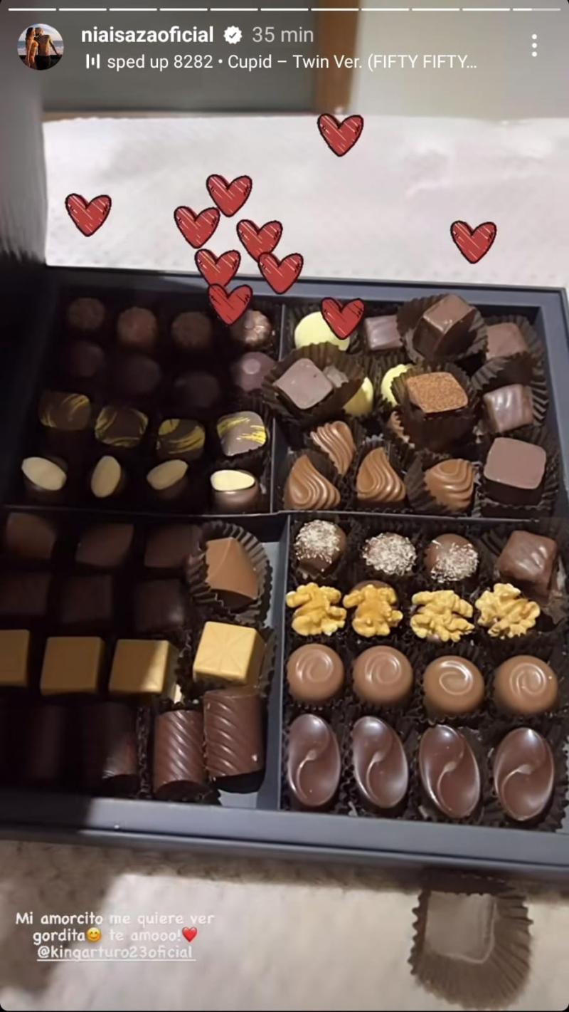 Arturo Vidal sorprendió a Sonia Izasa con una caja de bombones. / Foto: @niaizasaoficial
