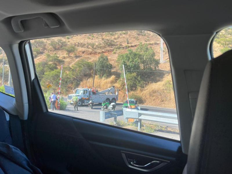 Grúa retirará auto quemado del túnel Lo Prado