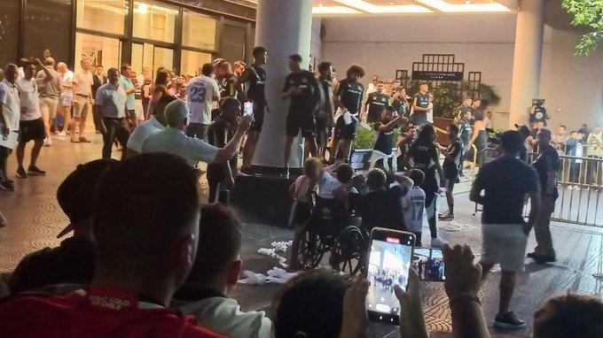 Hinchas de Colo Colo generan polémica en Argentina por masivo arengazo. / Photosport