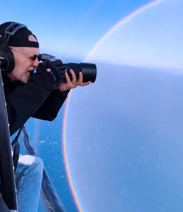 Bello arcoíris capturado en altamar