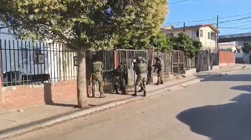 Carabineros ingresando al domicilio de la víctima en Viña del Mar