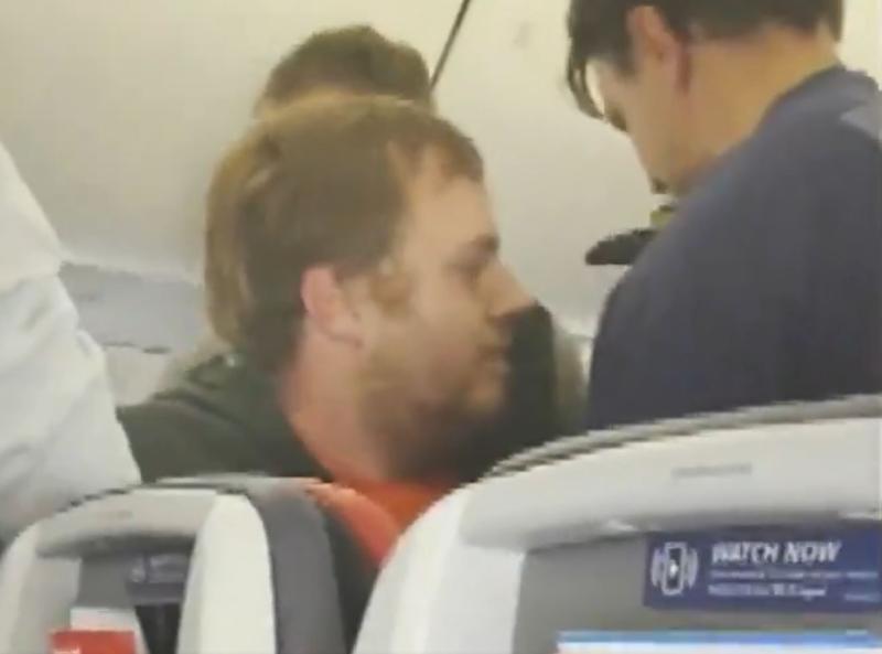 X (@UHN_Plus) - Sujeto intentó abrir puerta de emergencia en pleno vuelo