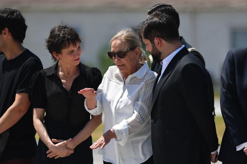 Agencia Uno - Cecilia Morel, esposa de Sebastián Piñera con el Presidente Boric