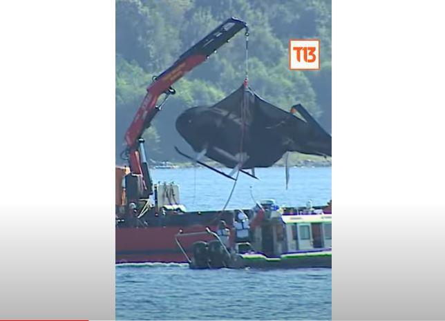 Helicóptero de Sebastián Piñera es extraído desde el Lago Ranco