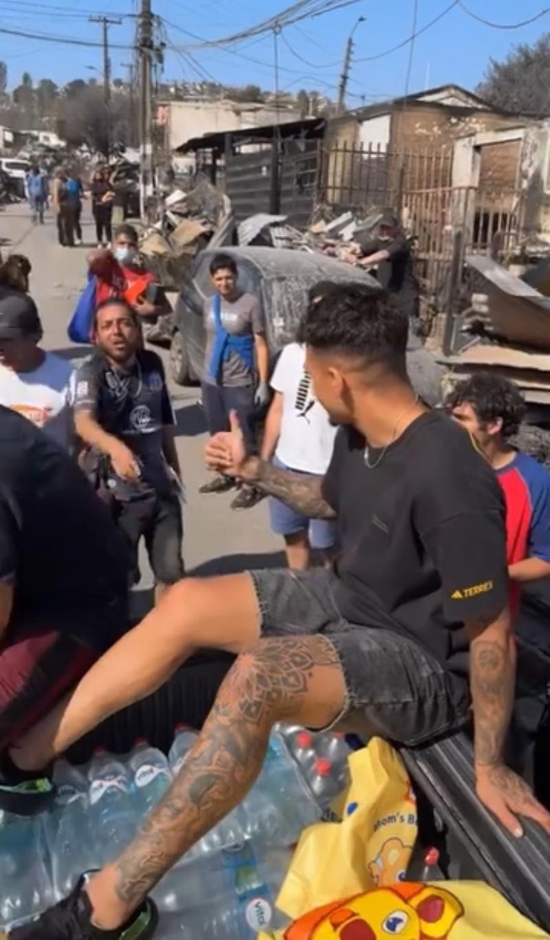 Alan Saldivia, jugador de Colo Colo, entregando ayuda en Viña del Mar - Créditos: X