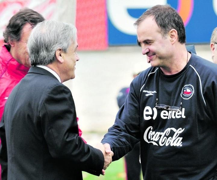 El saludo de Sebastián Piñera y Marcelo Bielsa, tras el delicado momento que vivieron en La Moneda - Créditos: Reproducción