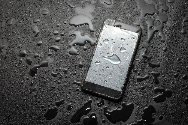 Imagen referencial de iPhone mojado