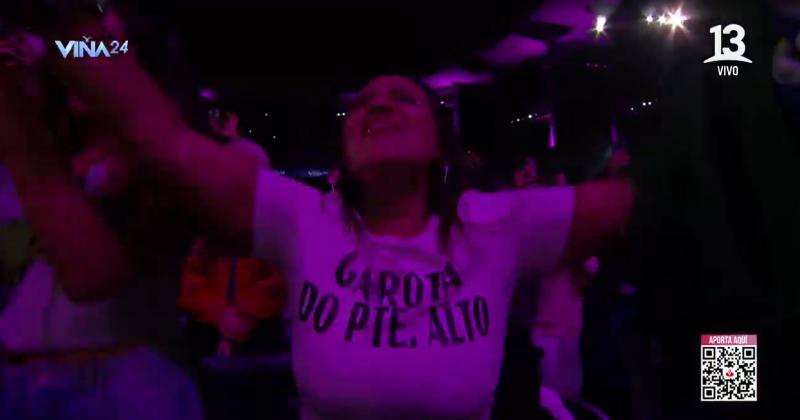 Canal 13 - Pamela Leiva viendo el show de Anitta