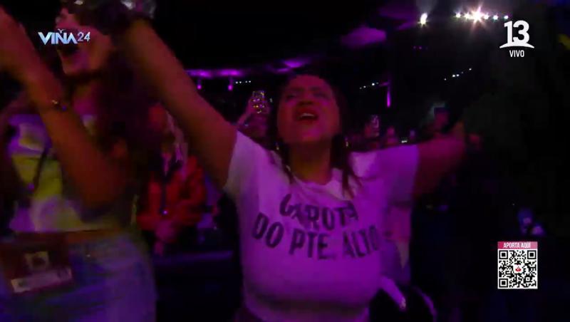 Canal 13 - Pamela Leiva viendo el show de Anitta